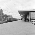 155085 Gezicht op het perron van het N.S,-station Weesp te Weesp met een electrisch treinstel mat. 1936 van de N.S.